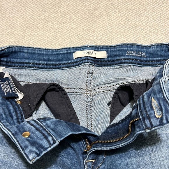 Fidelity Gwen Crop high rise, skinny crop jeans. Size 26. - Picture 10 of 14